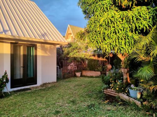 ラ・ポッスシオンにあるLogement privé comprenant chambre, salle de bain, cuisine extérieure dans belle villa avec piscine vue oceanの家屋敷