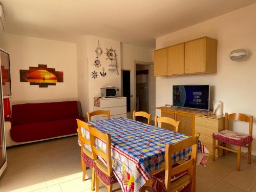 a kitchen and living room with a table and a couch at casavacanzekastalia in Ragusa