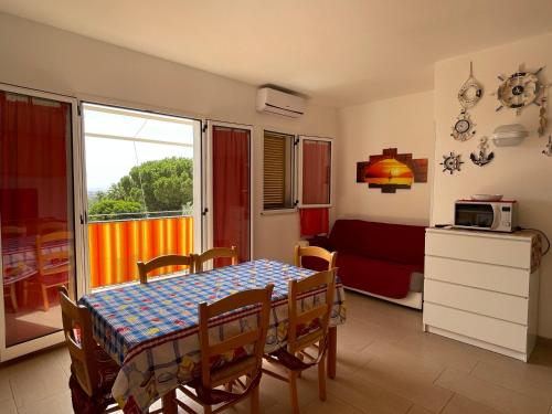 a dining room with a table and a living room at casavacanzekastalia in Ragusa