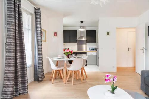 une cuisine et un salon avec une table et des chaises dans l'établissement Casaminnie - Appartement à 8 min de Disneyland Paris, à Bussy-Saint-Georges