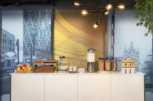 Un mostrador con comida encima en Four Points Flex by Sheraton London Shoreditch East, en Londres