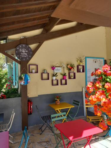 a patio with a table and chairs and plants at Mobil-home Riviera in Vaudreuille
