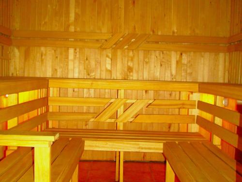 una sauna in legno con due panche in legno di Leon's farmstead in the countryside, Sauna and Jacuzzi for 16-23 people a Užuperkasis