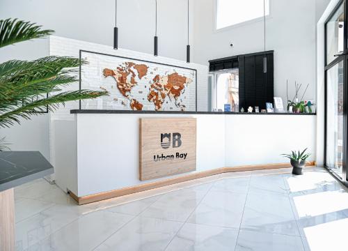 カヴァラにあるUrbanBay Hotel & Spaのロビーには世界地図を掲載したカウンターがあります。