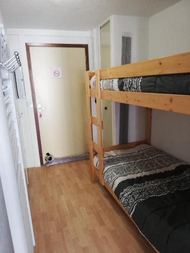 - une chambre avec 2 lits superposés et un couloir dans l'établissement Appartement avec balcon au centre de Saint-Lary, à Saint-Lary-Soulan