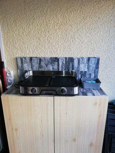 un four avec plaques de cuisson installé au-dessus d'un comptoir dans l'établissement Appartement avec balcon au centre de Saint-Lary, à Saint-Lary-Soulan
