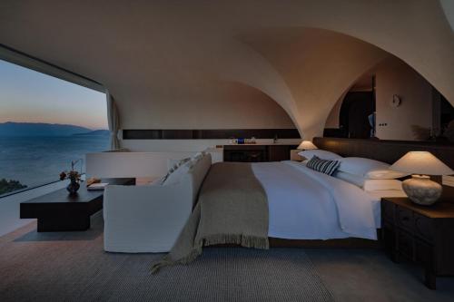 a bedroom with a large bed and a view of the ocean at 大理风雅颂苍洱眼酒店-FYS Hotel in Dali