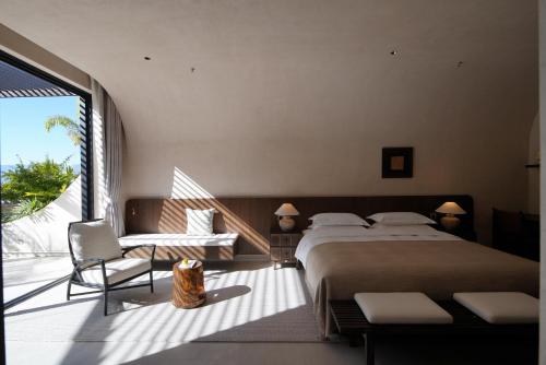 a bedroom with a large bed and a large window at 大理风雅颂苍洱眼酒店-FYS Hotel in Dali