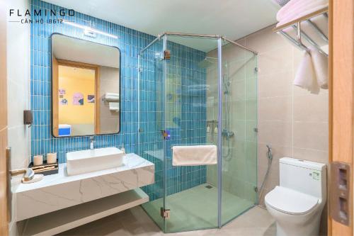 ein Badezimmer mit Dusche, Waschbecken und Toilette in der Unterkunft FLAMINGO IBIZA HAI TIEN - Resort 5 Sao in Thanh Hóa