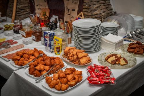 Makanan di atau berdekatan rumah tamu ini