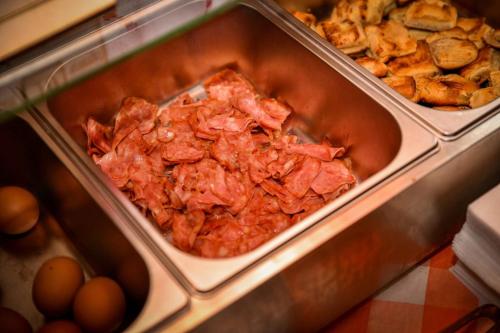 Makanan di atau berdekatan rumah tamu ini