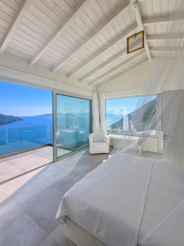 Postel nebo postele na pokoji v ubytování Koru villa Vasiliki Lefkada