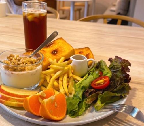 Ein Teller mit Essen auf einem Tisch, bestehend aus Salat und Pommes frites. in der Unterkunft Blinghouse in Hualien