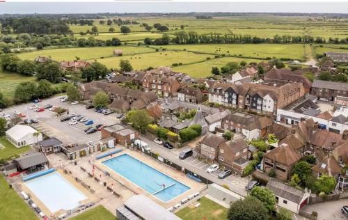 Swimmingpoolen hos eller tæt på Angel Cottage in stunning Arundel