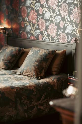 une chambre avec un lit avec un papier peint fleuri dans l'établissement Domaine Saint-Hilaire, à Meung-sur-Loire