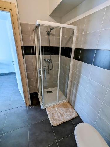 una cabina de ducha en un baño con inodoro en Studio spacieux en centre Ville, en Calvi