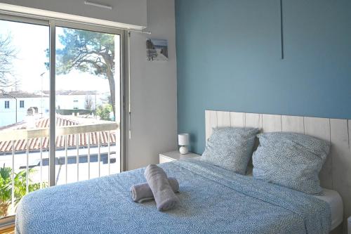 une chambre avec un lit avec un animal en peluche dessus dans l'établissement Le Repos Royannais - Duplex proche plage, à Royan