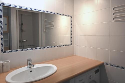 une salle de bain avec un lavabo et un miroir dans l'établissement Le Repos Royannais - Duplex proche plage, à Royan
