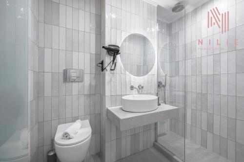 Bilik mandi di Esther Suites, Nilie Hospitality MGMT