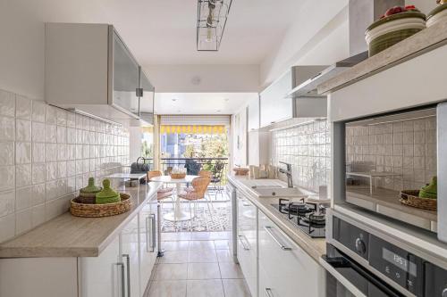 une cuisine avec des appareils électroménagers blancs et une salle à manger dans l'établissement PALM BEACH, sea view apartment, 100m from beaches, à Cannes