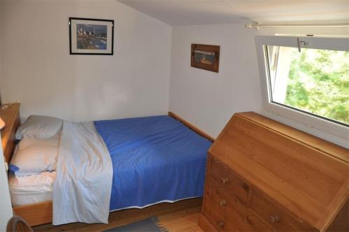 une petite chambre avec un lit et une fenêtre dans l'établissement Maison VUE MER de plain-pied avec WIFI à PLEUMEUR - BODOU REF-649, à Pleumeur-Bodou