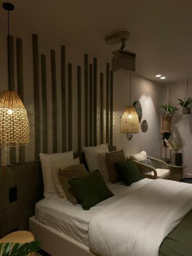 Giường trong phòng chung tại Love Room Strasbourg, Sauna, Spa, Suite Bali, Évasion Romantique et Sensuelle
