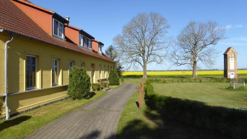 droga obok żółtego budynku z polem upraw w obiekcie Parterre A Ost w mieście Gingst