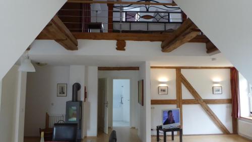 a living room with a vaulted ceiling and a window at Galerie D OST in Gingst