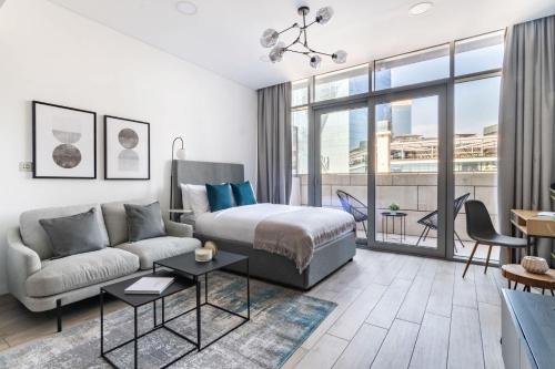 Postel nebo postele na pokoji v ubytování Silkhaus elegant studio in the central DIFC with balcony and city views