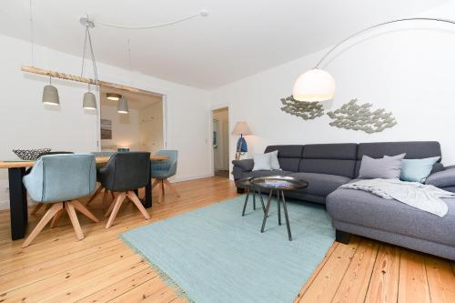 una sala de estar con un sofá y una mesa en Badestraße 72, en Wyk auf Föhr