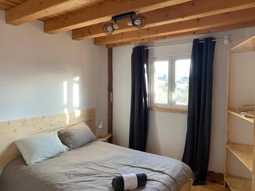 Ce lit se trouve dans un dortoir doté d'une fenêtre et d'un lit sidx sidx. dans l'établissement Petit chalet en montagne, à Grandrif