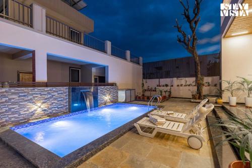 Hồ bơi trong/gần Nakeshatra Villa by VEO - Part of StayVista with Pool, Lawn, Balcony at city center in Udaipur
