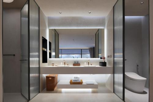 a bathroom with two sinks and a mirror at 大理风雅颂苍洱眼酒店-FYS Hotel in Dali