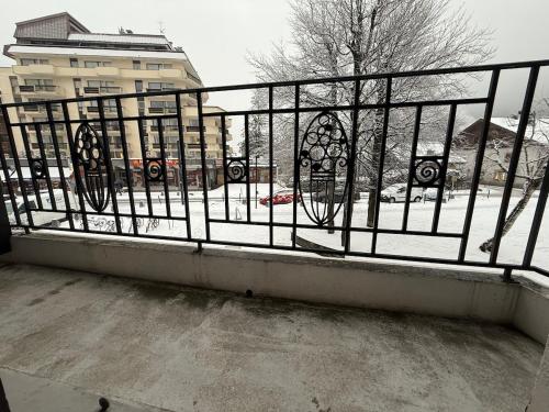 d'un balcon avec une clôture recouverte de neige. dans l'établissement 2P Chamonix Aiguille du Midi, à Chamonix-Mont-Blanc