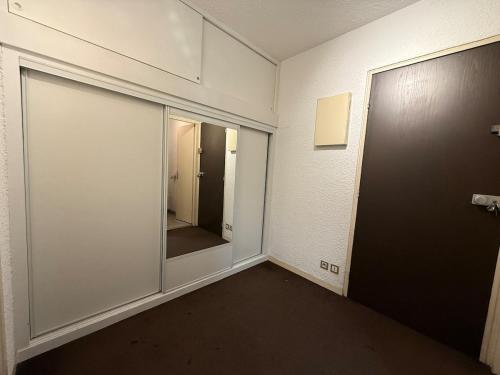 une pièce vide avec une porte et un miroir dans l'établissement 2P Chamonix Aiguille du Midi, à Chamonix-Mont-Blanc