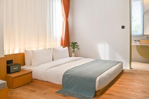 Listen to the 19th century German castle hotelにあるベッド