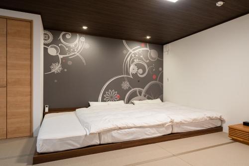Ένα ή περισσότερα κρεβάτια σε δωμάτιο στο Tsuzumi Suite - Exclusive Japanese modern house