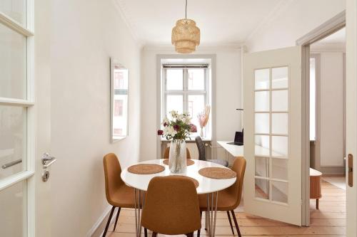 een eetkamer met een witte tafel en stoelen bij Family - Central - Sea - Luxury in Kopenhagen