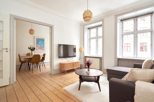 een woonkamer met een bank en een tafel bij Family - Central - Sea - Luxury in Kopenhagen