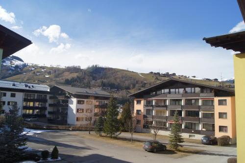 a view of a building with a mountain in the background at Appartement Schwarzenbacher in Kaprun