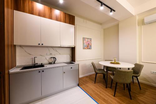 Kuchyň nebo kuchyňský kout v ubytování AXIOM Apartments