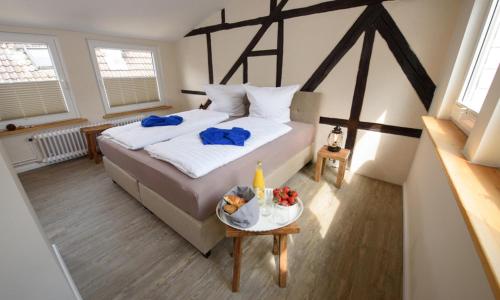a bedroom with a bed and a table with fruit on it at Strandläufer in Eckernförde