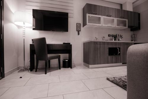 Η κουζίνα ή μικρή κουζίνα στο Oak Plaza Suites