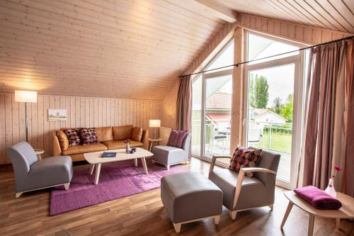 a living room with a couch and a table at Typ F "John Flint" -Kapitänshaus- in Pelzerhaken