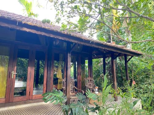 Taman di luar Nguyet Bieu Riverside
