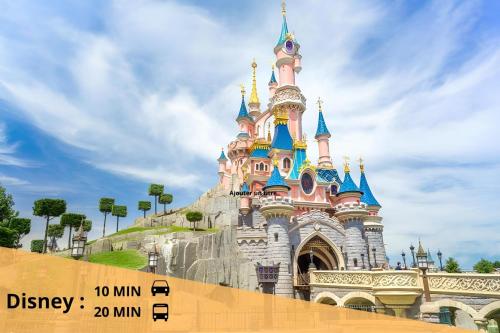 un château en disneyland par une journée nuageuse dans l'établissement Cosy Appartement near Disneyland & Paris, à Coupvray