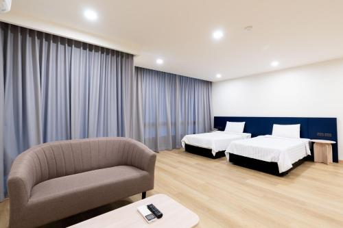 Postel nebo postele na pokoji v ubytování CA Hotel and Residence Phuket - SHA Extra Plus