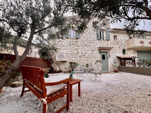 a bench sitting in front of a house at La Bohème Mouriès in Mouriès
