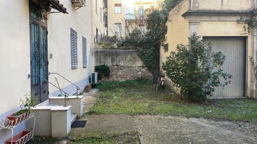 Via Venezia 10 - Renaissance - Historic Charm with Frescoes and Private Courtyard Parking in Florence Heart