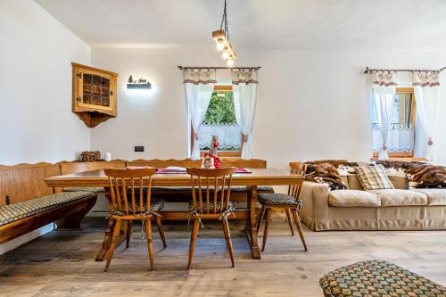 a living room with a wooden table and chairs at Baita Cisina in Stavel